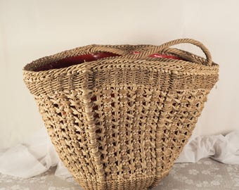 Bolsa de compras vintage de ratán con forro de plástico rojo