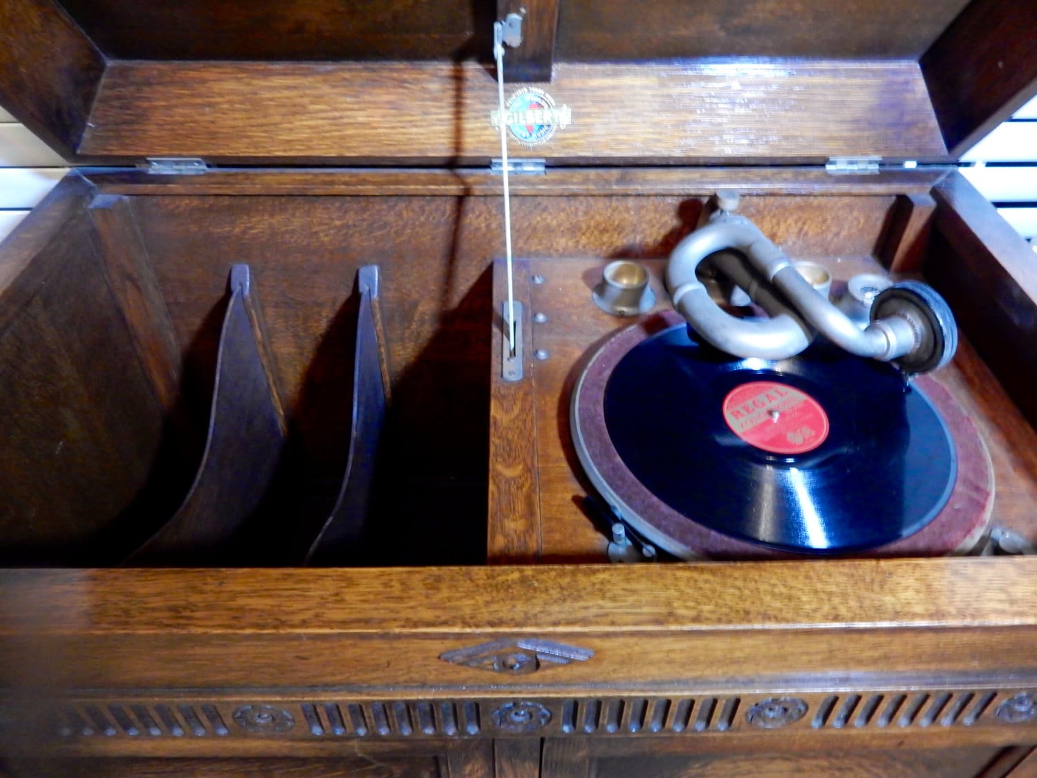 Vintage, Antique Wind up Gilbert Gramophone Model 53 , With 100