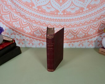 Edición antigua de "Los papeles del Pickwick" de Charles Dickens, tapa dura roja.