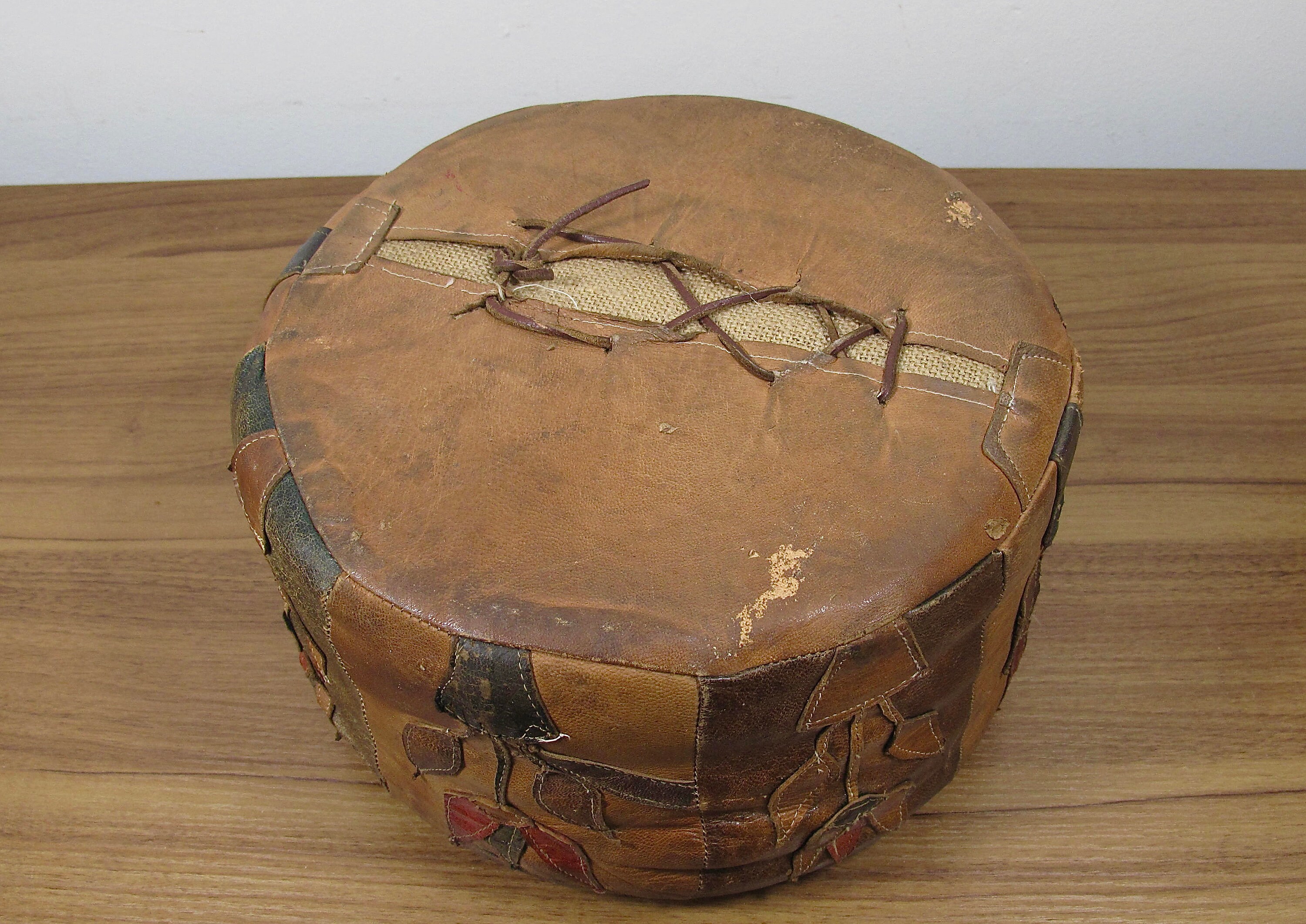 Vintage kleine rustikale Leder Fuß Hocker altes Leder Pouffe | Etsy