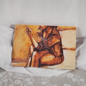 Peut inclure: Peinture abstraite représentant une figure assise dans des tons bruns et beiges. L'œuvre présente une personne tenant un objet, avec des coups de pinceau visibles et un aspect texturé. La signature de l'artiste est dans le coin inférieur droit.