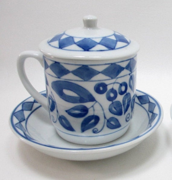 PORCELAIN BLUE & WHITE CALLIGRAPHY PRINT LIDDED TEA CUP MUG