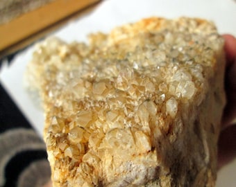 Okazy minerałów kwarcowych z kryształów druzy żółtawego kwarcu