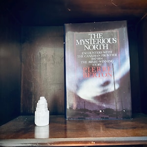 1989 The Mysterious North Encounters with the Canadian Frontier, 1947-1954 door Pierre Berton