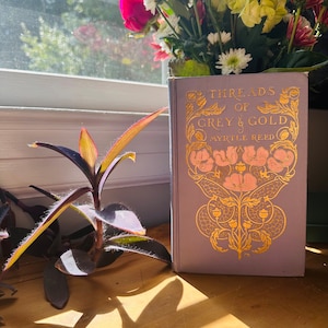 1913 Trådar av grått och guld av Myrtle Reed