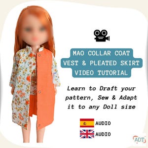 Puede incluir: Una muñeca con un conjunto de tres piezas: top y falda con estampado floral, y abrigo naranja con cuello Mao. La imagen incluye texto: "MAO COLLAR COAT, VEST & PLEATED SKIRT, VIDEO TUTORIAL".