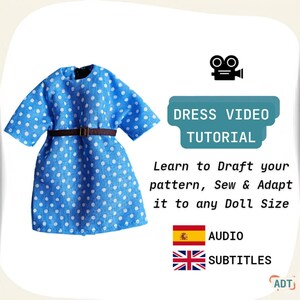 Puede incluir: Un vestido de muñeca azul con lunares blancos y un cinturón marrón. La imagen incluye el texto "DRESS VIDEO TUTORIAL" y "Learn to Draft your pattern, Sew & Adapt it to any Doll Size."
