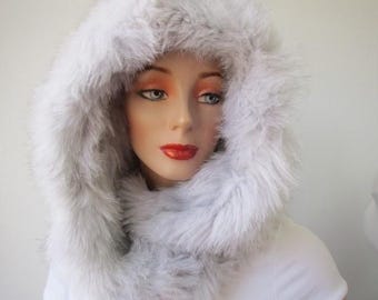 Damska, nowa, dzianinowa czapka z kapturem i szalikiem z futra lisa norweskiego niebieskiego