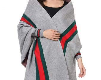 Cape, châle ou étole en laine grise à manches pour femme