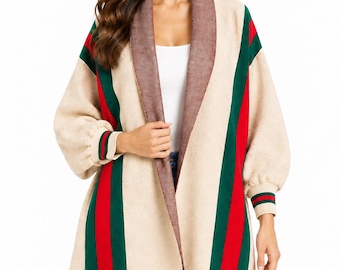 Cape, châle ou étole en laine beige crème pour femme, avec manches.