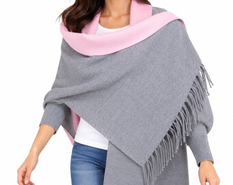 Cape-châle en laine mélangée rouge et grise pour femme, avec manches.