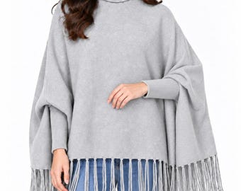 Poncho en laine fine grise à manches pour femme