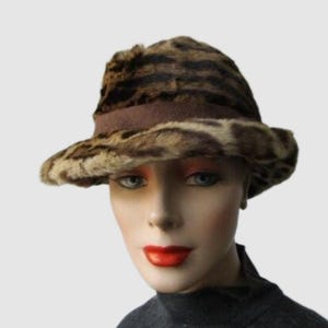 Women&#39;s Sz 22&quot; Vintage Spotted Fur Hat in Great Condition