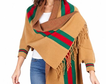 Cape, châle ou étole en laine couleur caramel pour femme, avec manches.
