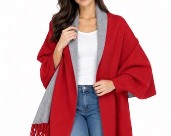 Cape-châle en laine mélangée rouge et grise pour femme, avec manches.