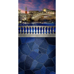 Puede incluir: Un patr&oacute;n de mosaico de azulejos de piedra azul y blanca con una barandilla de piedra blanca y una vista de un puente sobre un canal en Venecia, Italia.