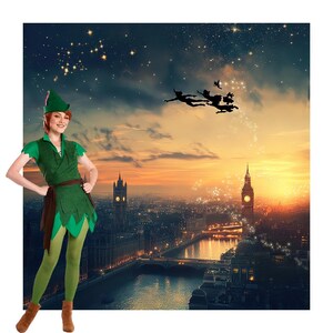 Puede incluir: Una persona vestida como Peter Pan se encuentra frente a un telón de fondo que representa una escena nocturna de Londres con el Big Ben y las Casas del Parlamento. El cielo está lleno de estrellas y la silueta de Peter Pan y Campanita volando por el aire.