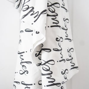 Manta - Manta de algodón orgánico personalizada con nombre, hecha a pedido, cualquier nombre disponible, blanco y negro, habitación infantil, guardería, envolver, recién nacido