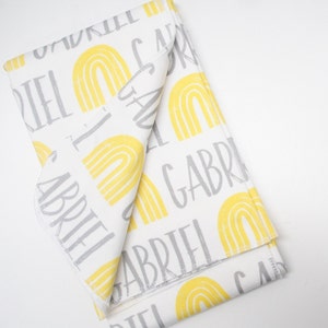 Manta - Personalizado arco iris orgánico algodón nombre manta, hechopedido, cualquier nombre o color, amarillo, bebé arco iris, guardería, swaddle, recién nacido
