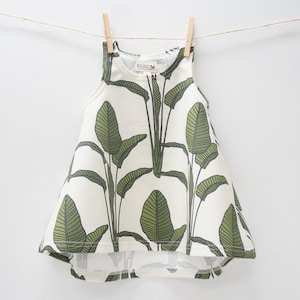 Vestido - Bebé/Niño pequeño/Niños - CHICKADEE Swing Dress, hoja de plátano sobre crema, tropical, palmeras, hojas