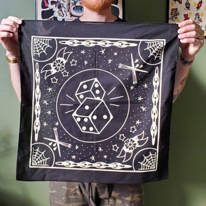 Bandana/osłona twarzy inspirowana tradycyjnym tatuażem