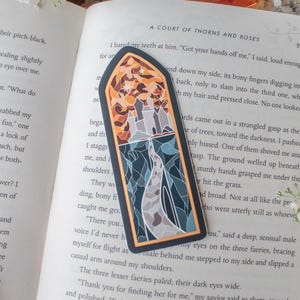 Sticker pour vitrail Basgiath, quatrième aile de Zazzle.be Liste d'envies Vous avez des idées ? Sous licence | Sticker vinyle imperméable livresques | Lecteur fantastique | Cadeau pour amoureux des livres | 4,1"x1,5"