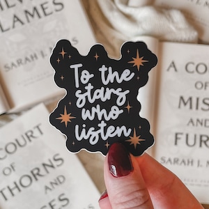 Pegatina impermeable para Kindle "To The Stars Who Listen" de ACOTAR para fans de Sarah J. Maas y amantes de los libros de fantasía.