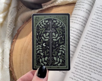 Fantastique inspiré du tarot d'épée feuillu autocollant | Imperméable et lavable au lave-vaisselle | Sticker lecteur fantaisie subtil | Cadeaux livresques | Amateur de livres