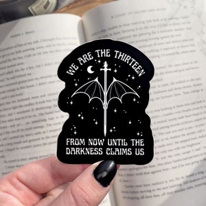 Pegatina impermeable "Desde ahora hasta que la oscuridad nos reclame" / Pegatina TOG para Kindle y botella de agua / Pegatina "Los trece libros" / 7,6 x 6,1 cm