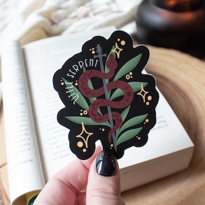 Pequeña serpiente pegatina impermeable / Serpiente y las alas de la noche / Coronas de Nyaxia Bookish Merch / Etiqueta engomada del libro / Regalo del lector / 3 "x2.5"