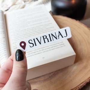 Etiqueta de ubicación de Sivrinaj / Serpiente impermeable y las alas de la noche pegatina / Bookish Merch / Etiqueta de libro / Regalo del lector / 3 "x.6"