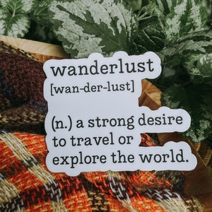 Wanderlust Definición Tipografía Pegatina impermeable / Laptop y botella de agua pegatina / pegatina de viaje / fondo blanco / 3 x 2.53