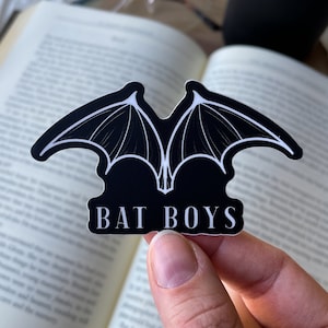 Bat Boys ACOTAR waterdichte sticker | Illyrische vleugels | Zwart | Nacht Hofsticker | ACOMAF-sticker | Laptopsticker | Leesachtig cadeau | 3 "x 1,9"