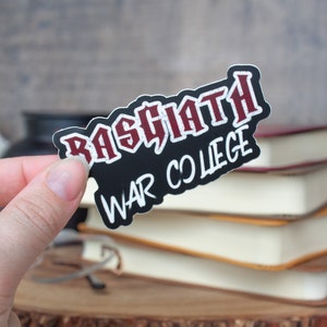 Collège de guerre de Basgiath, quatrième aile Sticker | Sous licence officielle | Sticker vinyle imperméable livresques | Lecteur fantastique | Cadeau pour amoureux des livres | 3x1,7