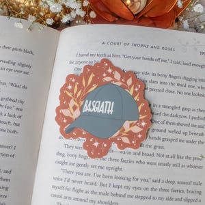 Citation de chapeau de Basgiath de quatrième aile | Sous licence | Sticker vinyle imperméable livresques | Lecteur fantastique | Cadeau pour amoureux des livres | 3"x2,8"