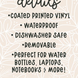 Puede incluir: Un gr&aacute;fico con un fondo floral blanco y texto negro que dice "details" y enumera las caracter&iacute;sticas de una pegatina de vinilo: vinilo impreso recubierto, impermeable, apto para lavavajillas, extra&iacute;ble, perfecto para botellas de agua, port&aacute;tiles, cuadernos y m&aacute;s. El gr&aacute;fico tambi&eacute;n incluye el nombre de usuario de las redes sociales @meaggiemoos.