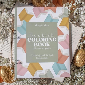 Puede incluir: Un libro para colorear cuadrado titulado "bookish COLORING BOOK" de Meaggie Moos, con 40 páginas para colorear. La portada presenta libros abiertos en colores pastel. El texto dice "A coloring book for book loving adults."