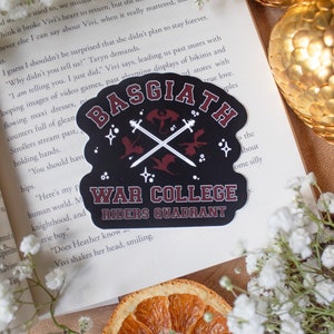 Pegatina de la Cuarta Ala Basgiath War College / Con licencia oficial / Pegatina de vinilo impermeable Bookish / Lector de fantasía / Regalo amante de los libros / 3x2.8