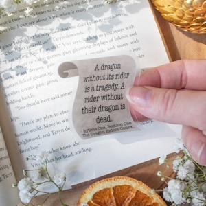 Sticker de parchemin Codex pour cavaliers de la quatrième aile | Sous licence officielle | Sticker vinyle imperméable livresques | Cadeau pour amateur de lecture Fantasy Reader | 2,5x2,5