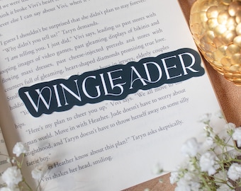 Pegatina de cuarta ala Basgiath Wingleader / Con licencia oficial / Pegatina de vinilo impermeable Bookish / Lector de fantasía / Regalo amante de los libros / 4.5x1