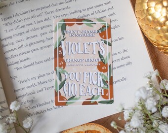 Pegatina líder de Orange Grove de Fourth Wing Violet / Con licencia / Bookish Etiqueta engomada de vinilo impermeable / Lector de fantasía / Regalo amante de los libros / 3 "x2"
