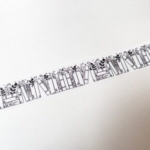 K&ouml;nnte beinhalten: Schwarz-wei&szlig;es Washi-Tape mit einem sich wiederholenden Muster aus gestapelten B&uuml;chern, aus denen Bl&auml;tter und Blumen wachsen.