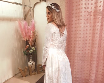 Vintage Brautkleid, 1950er Jahre bescheidenes Kleid, Blush Pink mit langen Ärmeln, schlicht, 50er Jahre Brokat Brautkleid Größe UK 8/10. US 4/6