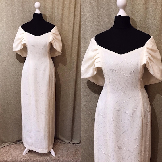 Wow Simple but beautiful wedding dress. Ivory shaw