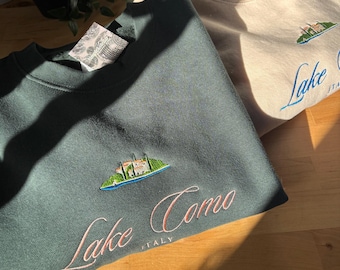 Sudadera bordada del lago Como, Italia: Sudadera de cuello redondo con bordado personalizado de la ciudad de destino.