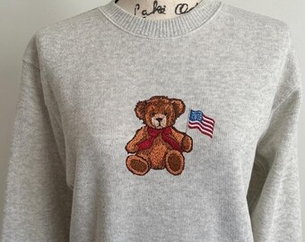 Sudadera de cuello redondo con bordado de osito de peluche americano, estilo costero, inspirada en el verano del 4 de julio, osito de peluche patriótico del 4 de julio.