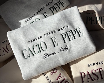 Sudadera bordada de Pasta & Vino personalizable, Cacio e Pepe Italy Crewneck, Sudadera italiana personalizada, Tomato Girl, Regalo para amantes de la pasta