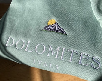 Sudadera de cuello redondo bordada Dolomitas: tonos tierra neutros, montañas de los Alpes italianos, personalizable, mezcla de algodón premium de peso medio.