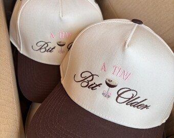 Sombrero de cumpleaños personalizado "A Tini Bit Older", regalo de cóctel "Extra Dirty Martini", "Espresso Martini", recuerdos personalizados para el 30.º cumpleaños, niña que cumple 21 años