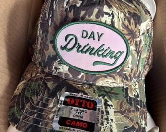 Gorra de camionero con parche de camuflaje para beber durante el día